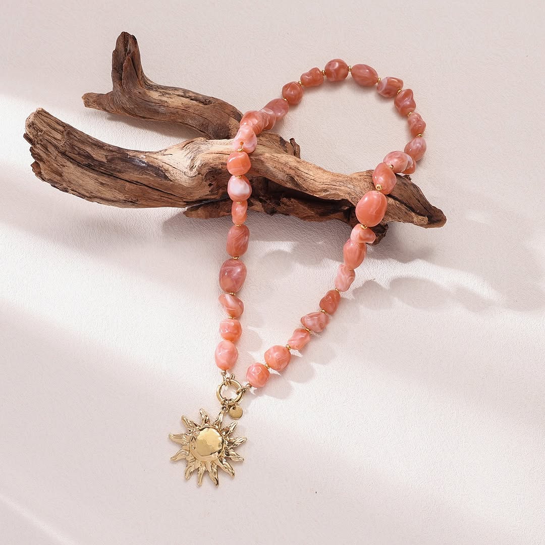 Collier de perles corail et pendentif soleil doré Kalista